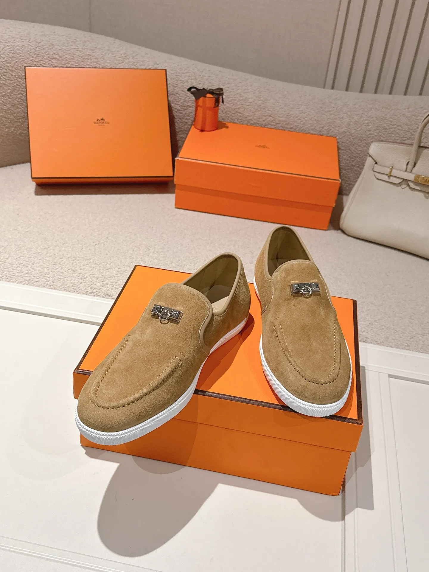 Men's Men's Shoes 600💰 Hermes# Couple Studded Loafers Calfskin and suede goatskin lace-up free sneakers with signature "H" detail. The design is simple and smooth, creating a fashionable urban look. It is comfortable and versatile. H family classics are not outdated, and the delivery counter is exquisitely packaged🛍📦 Fabric: Original customized imported first-layer cowhide/cow down Lining: Imported soft sheepskin Sole: Original open-molded anti-slip TPU material Size: 35-45